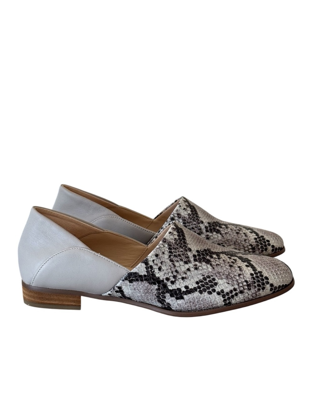 Clark’s Pure tone snake print slip on leather flat loafers women’s size 6